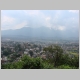 48. Kathmandu is omringd door bergen en ligt in een vallei.JPG